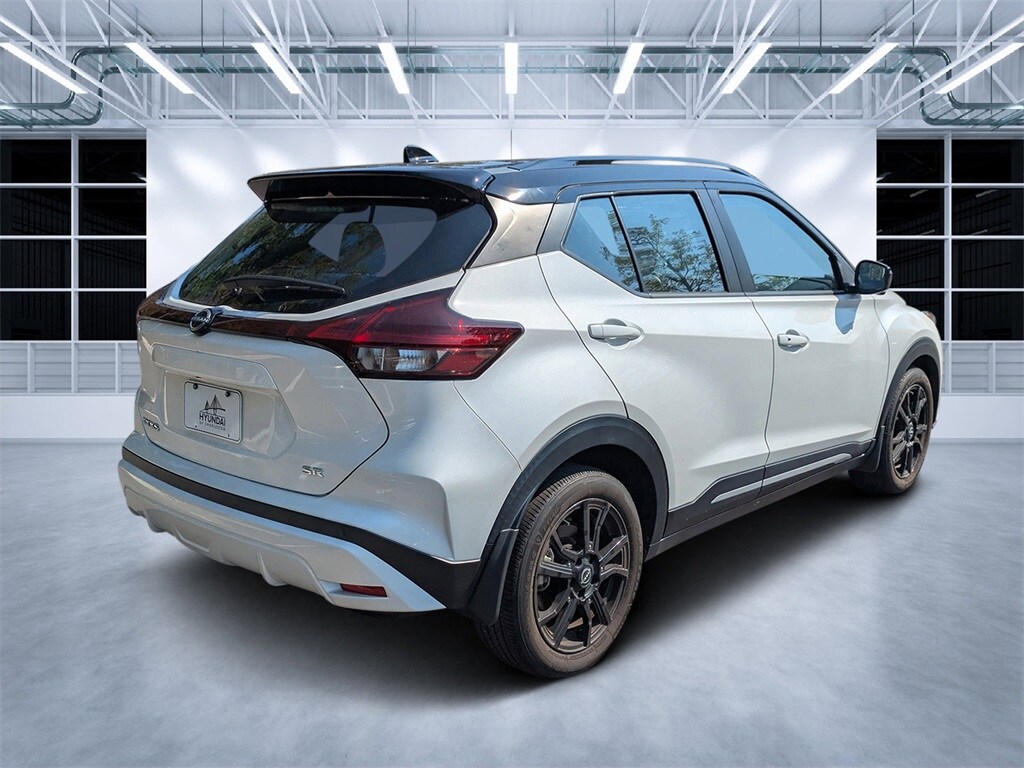 2023 Nissan Kicks SR photo 2