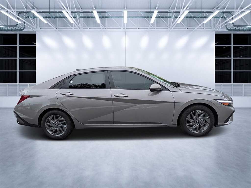 2024 Hyundai Elantra SEL photo 2