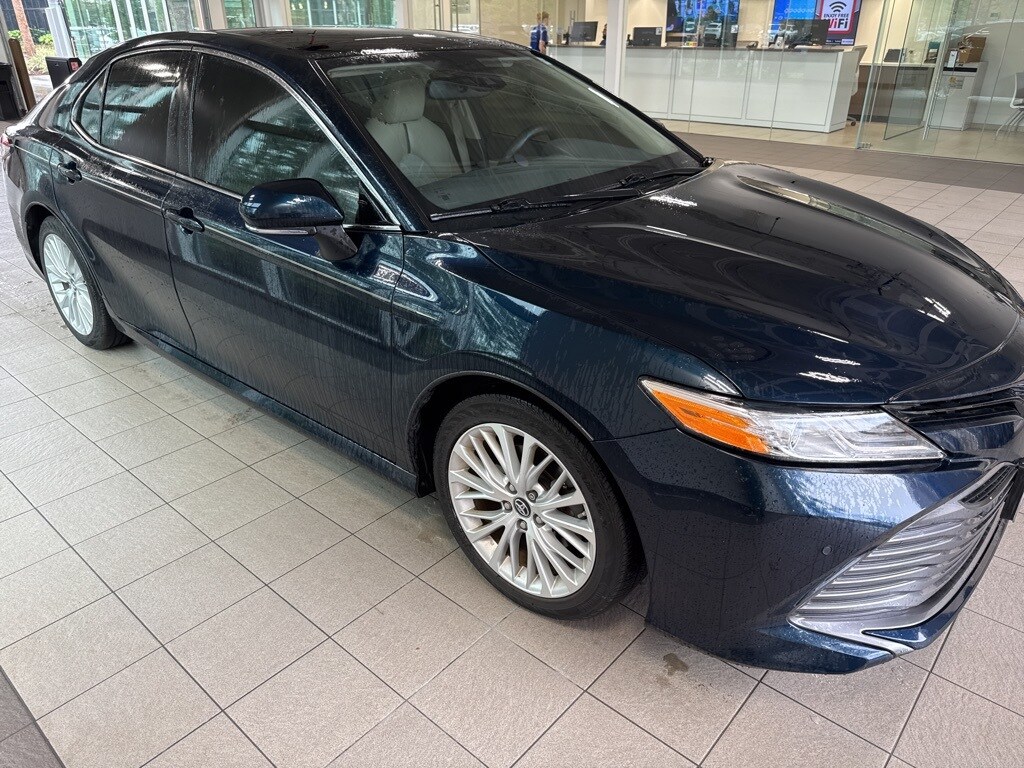 2018 Toyota Camry XLE photo 2