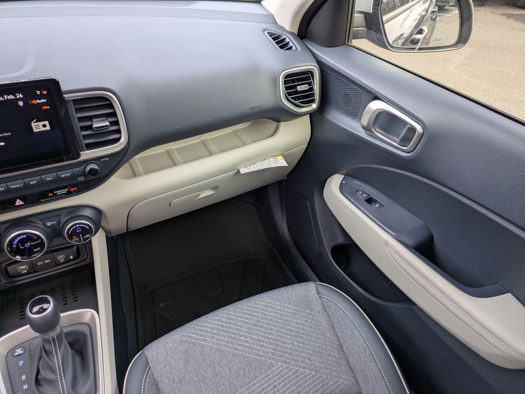 2025 Hyundai Venue Limited - Photo 16