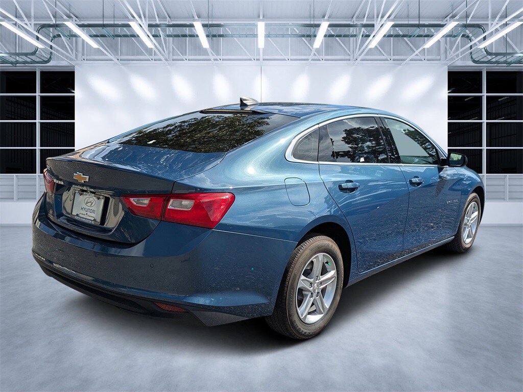 2025 Chevrolet Malibu photo 3
