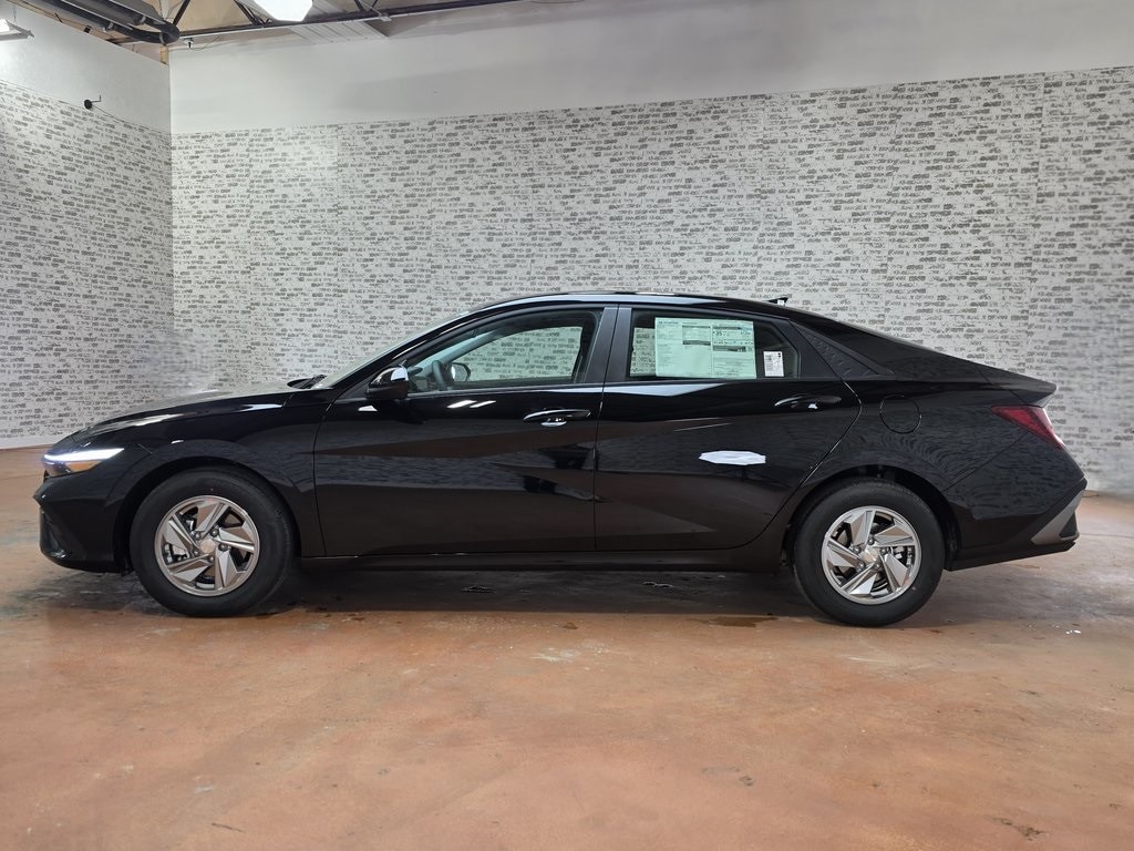 2026 Hyundai Elantra SE photo 4