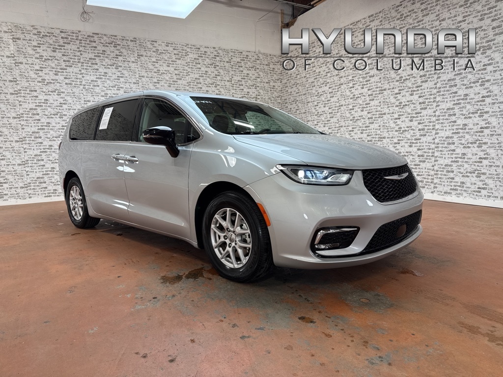 2024 Chrysler Pacifica Touring L's photo