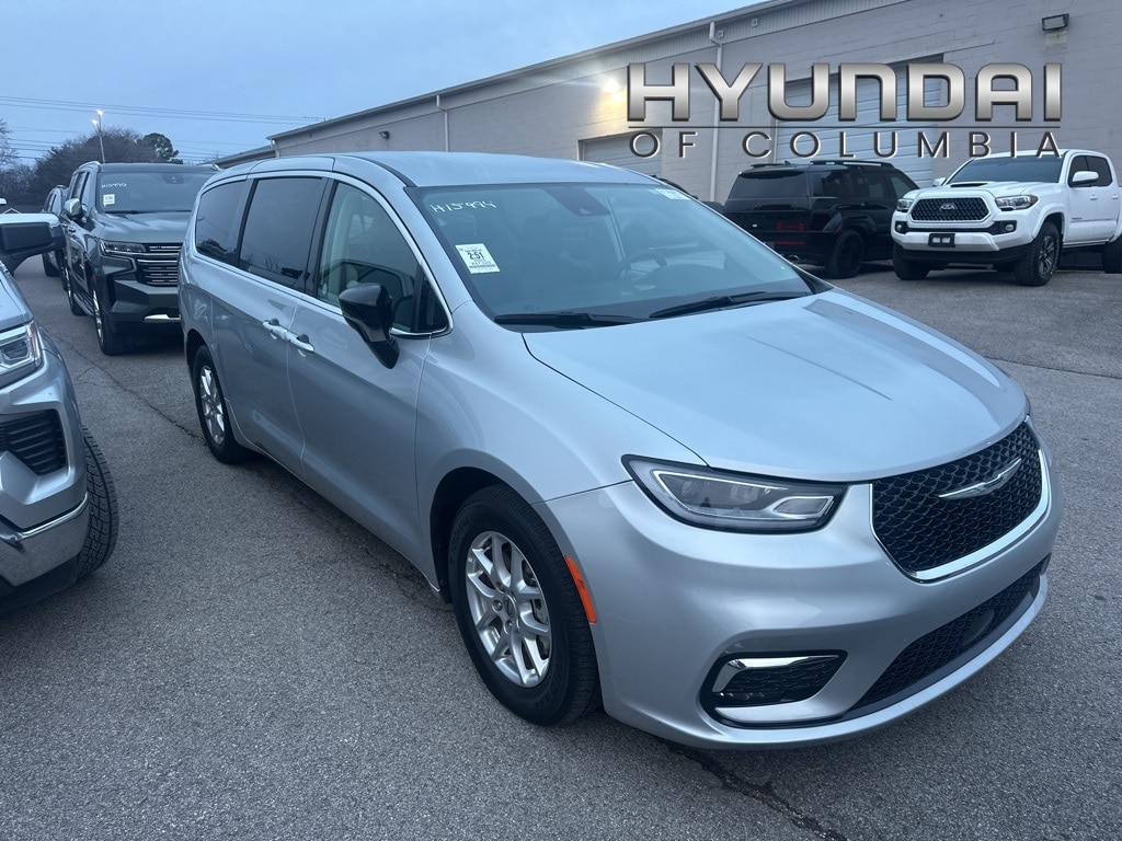 2024 Chrysler Pacifica Touring L's photo