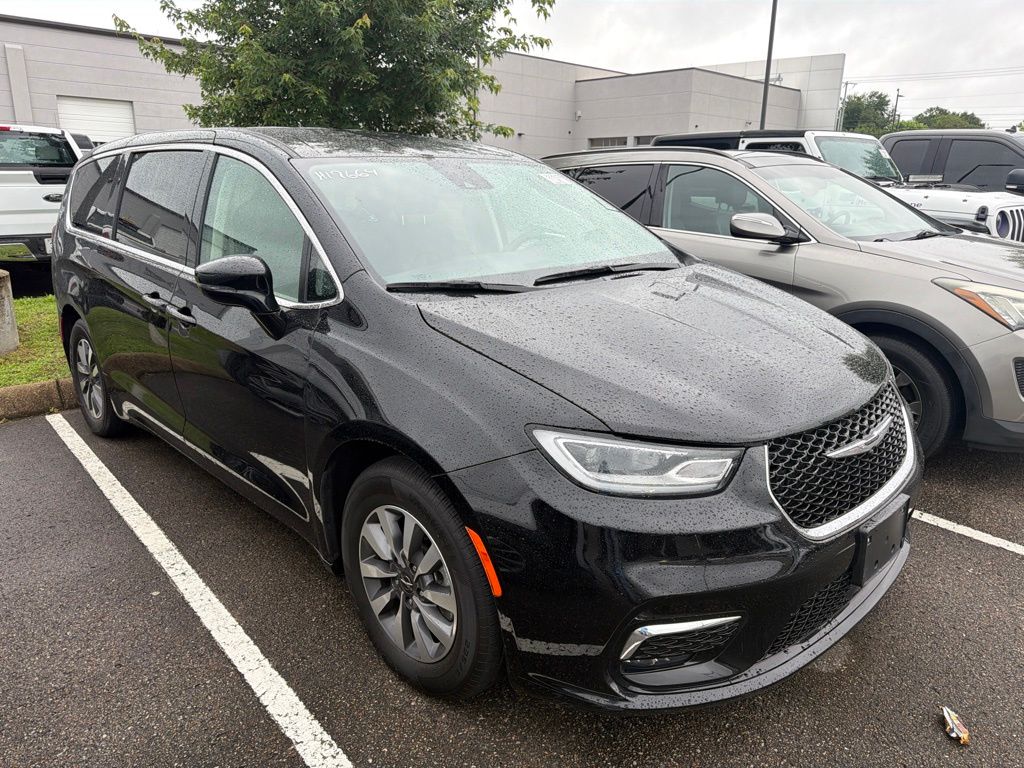 2024 Chrysler Pacifica Hybrid Select PHEV's photo