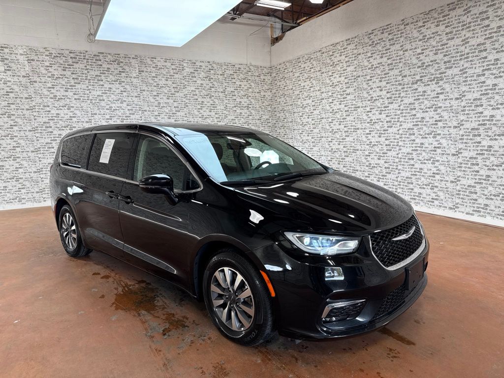 2024 Chrysler Pacifica Hybrid Select PHEV's photo