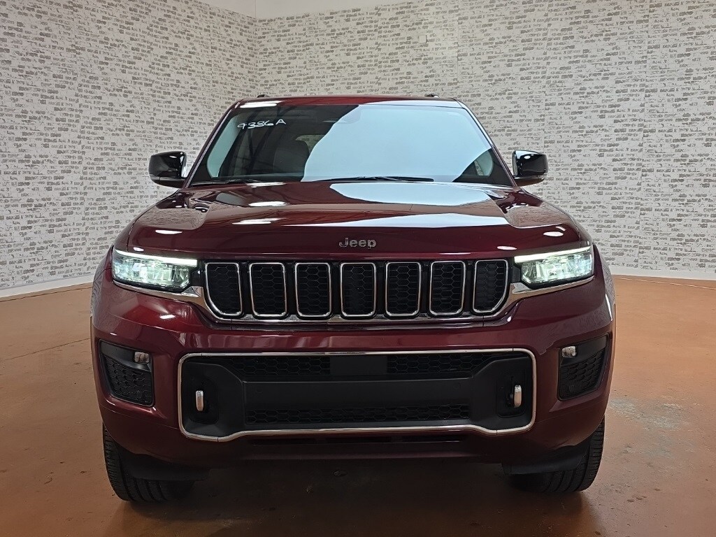 2023 Jeep Grand Cherokee Overland photo 2