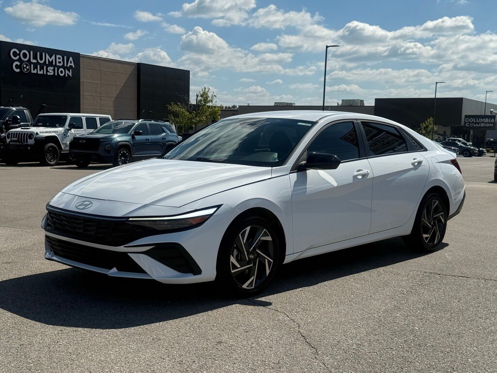 2025 Hyundai Elantra SEL Sport photo 3