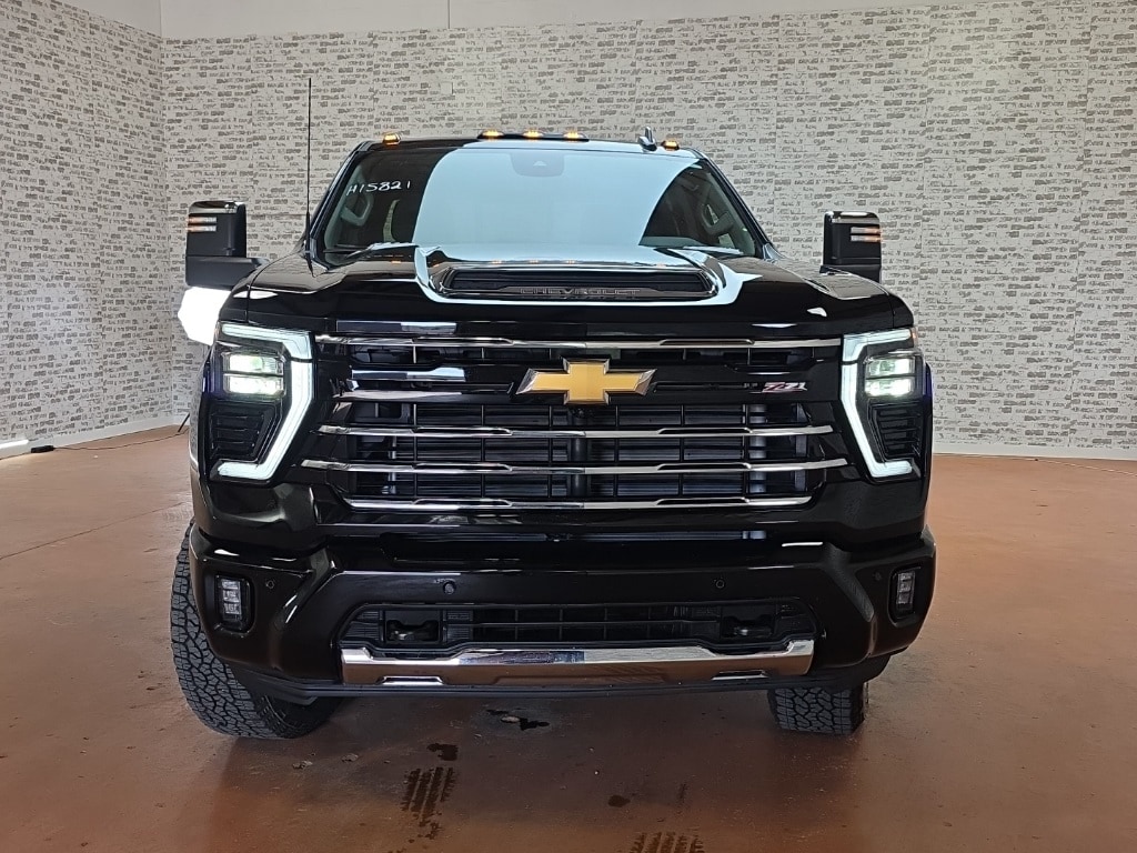 2025 Chevrolet Silverado 2500HD LT photo 2
