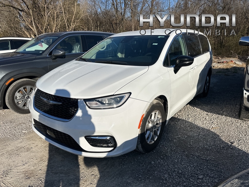 2024 Chrysler Pacifica Touring L's photo