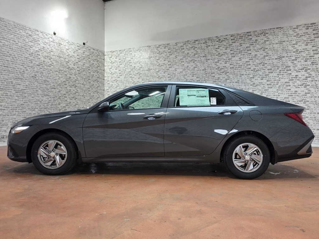 2026 Hyundai Elantra SE photo 3