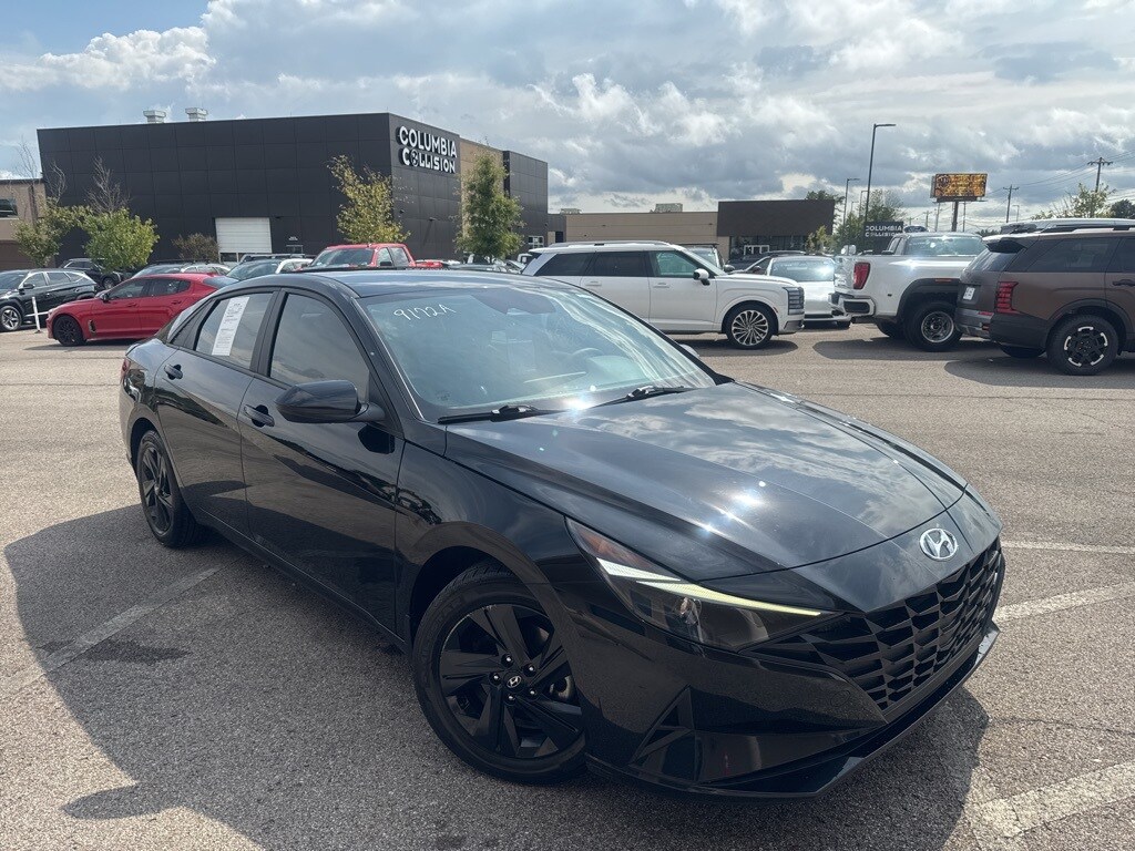 2023 Hyundai Elantra SEL photo 2