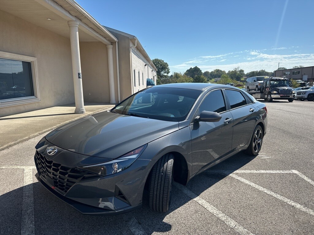 2023 Hyundai Elantra SEL photo 3