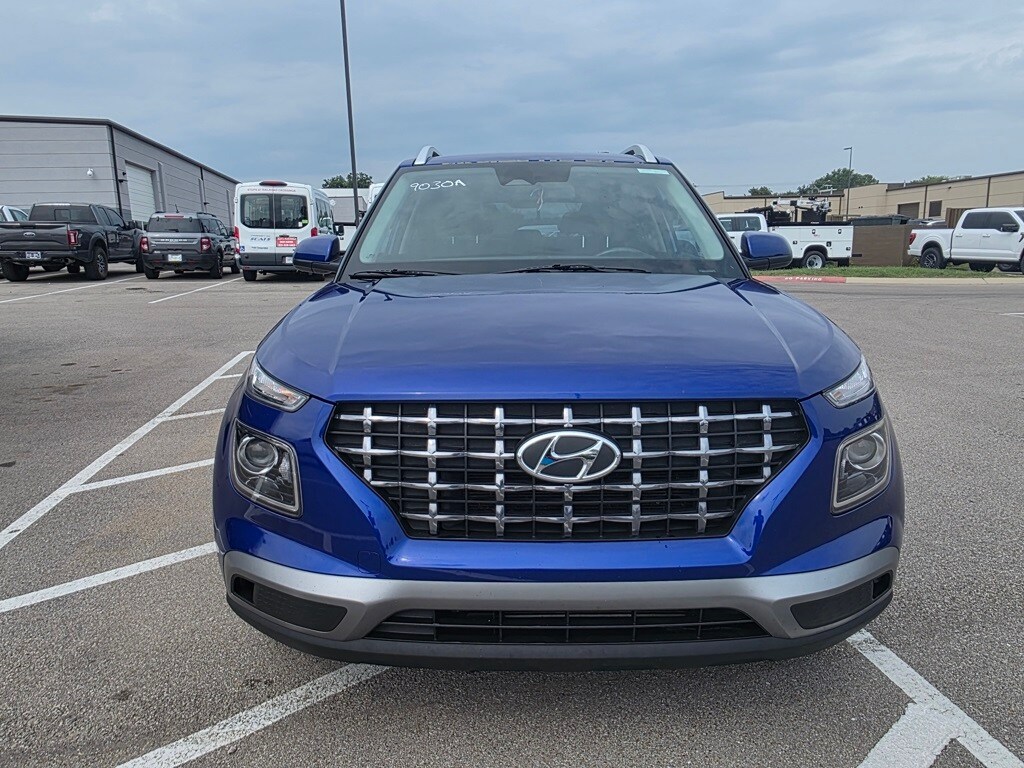 2023 Hyundai Venue SEL photo 2