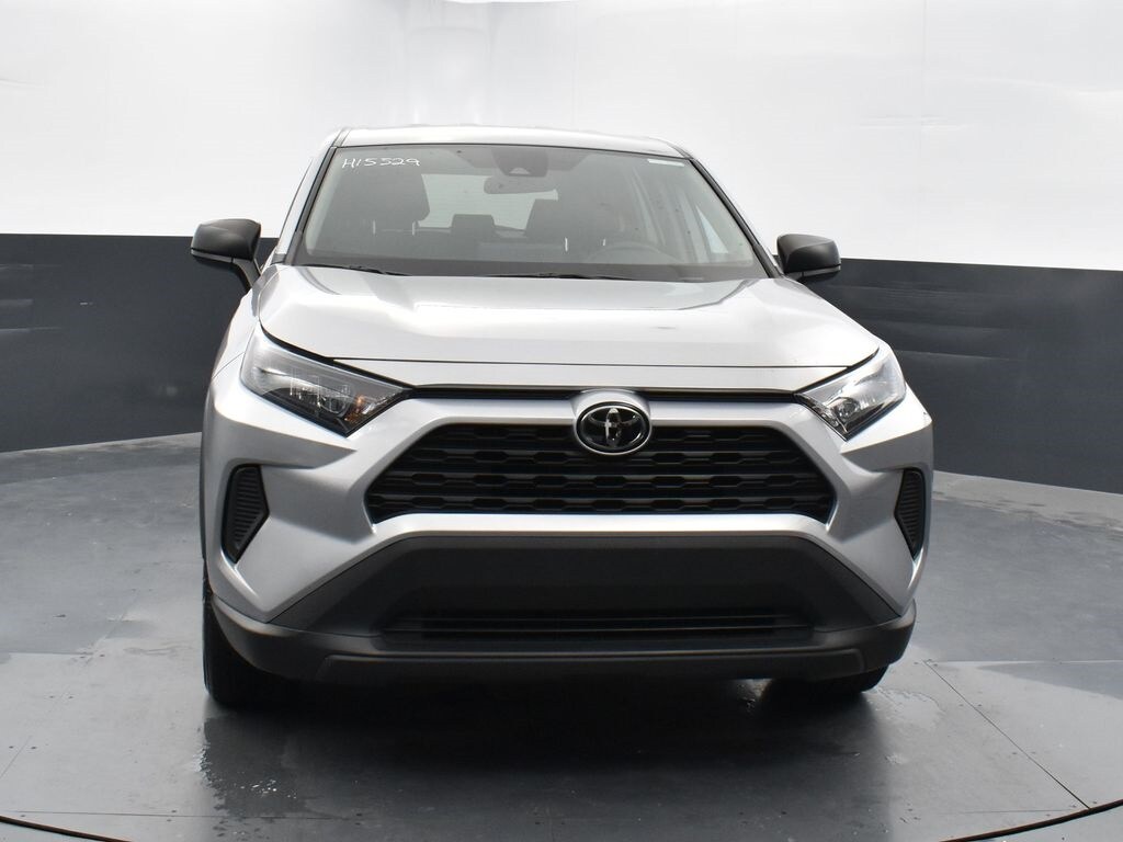 2022 Toyota RAV4 LE photo 2