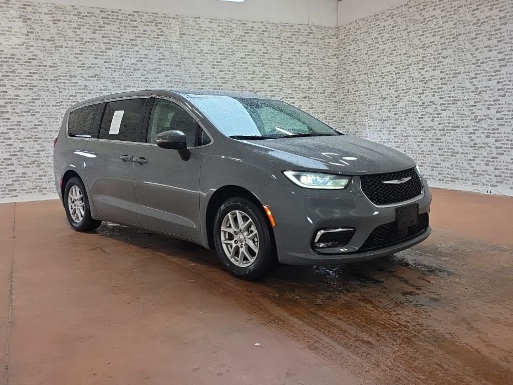 2023 Chrysler Pacifica Touring L's photo