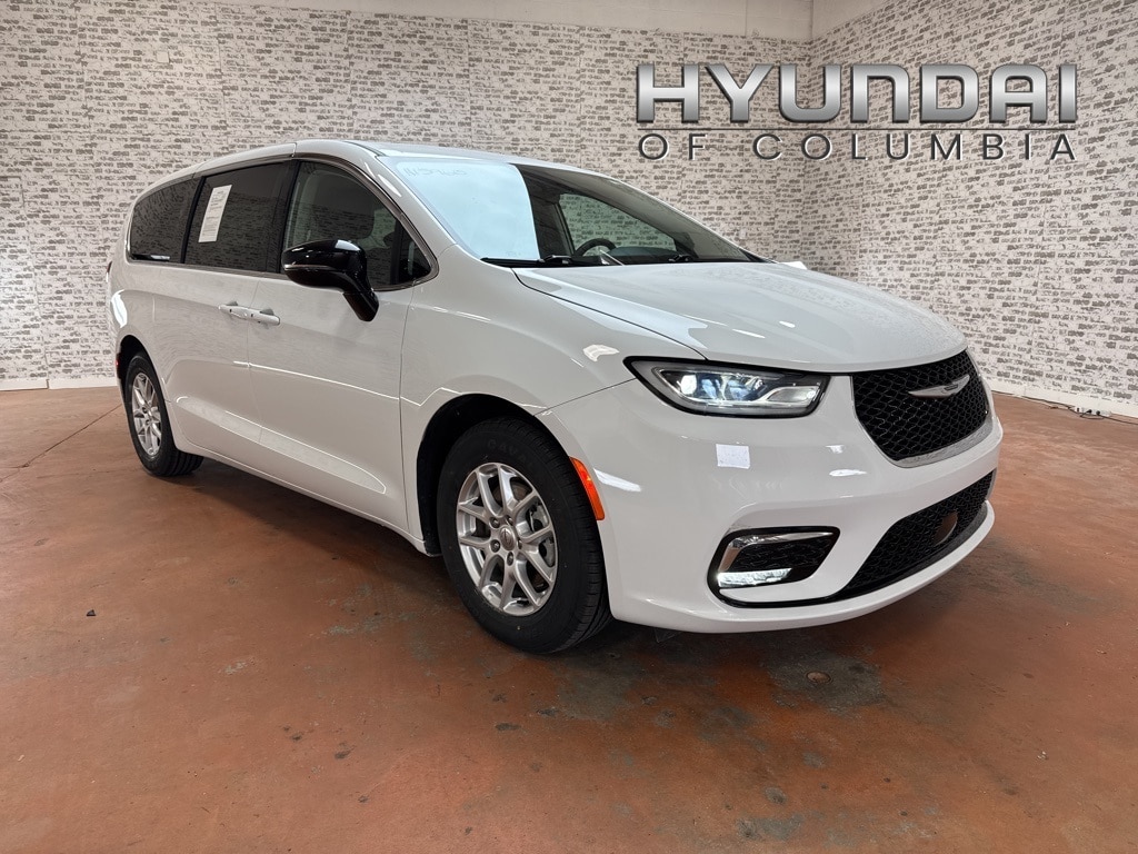 2024 Chrysler Pacifica Touring L's photo