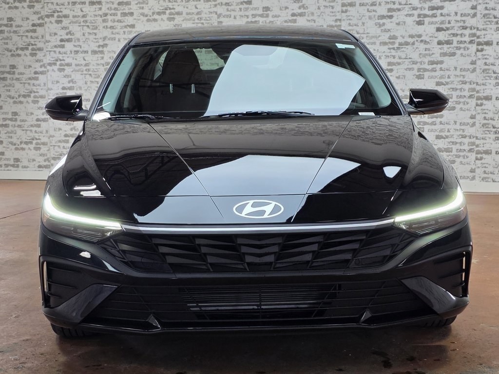 2026 Hyundai Elantra SE photo 2