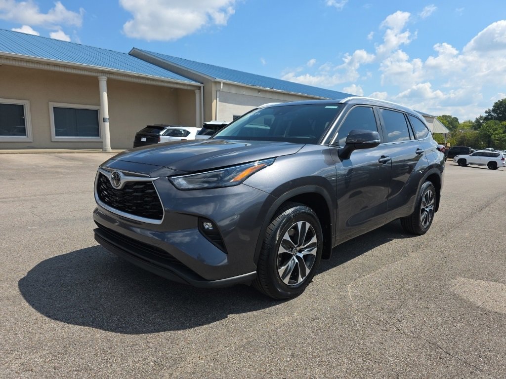 2024 Toyota Highlander XLE photo 2