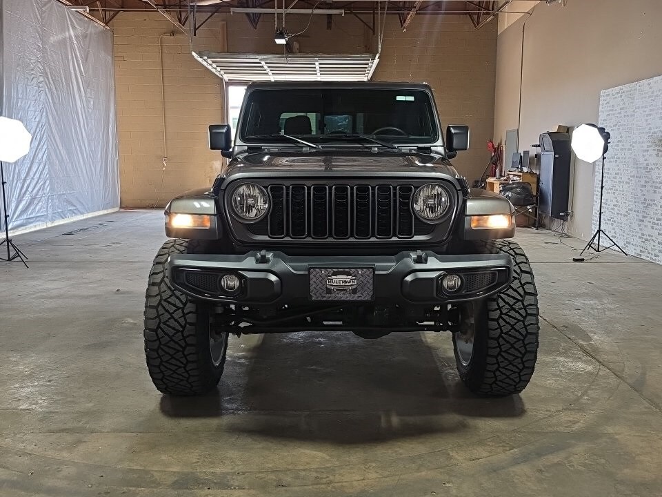 2024 Jeep Gladiator photo 2