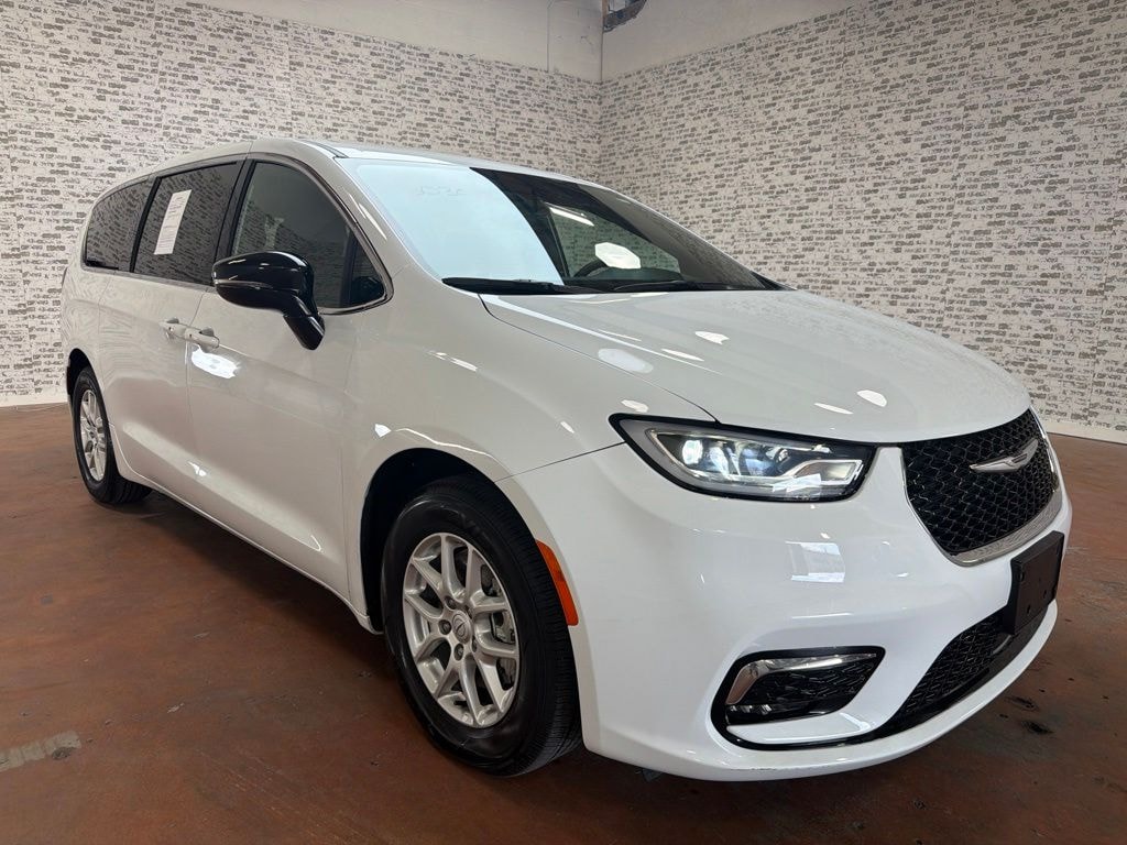 Used 2026 Chrysler Pacifica Select Minivan/Van