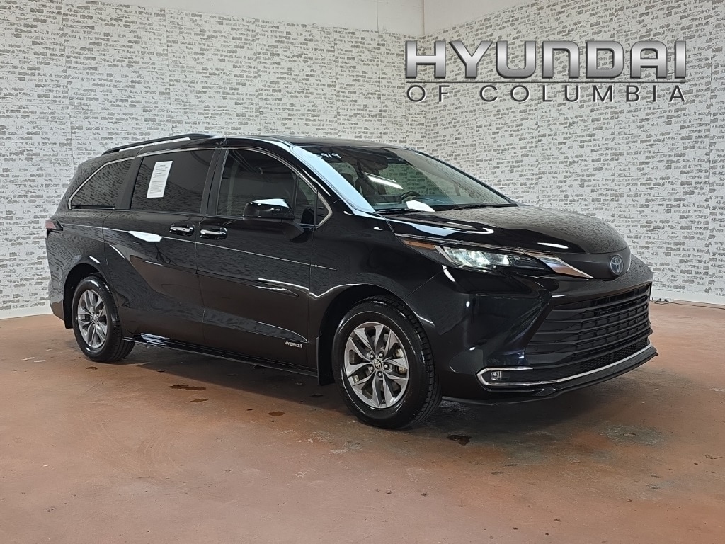 2021 Toyota Sienna XLE's photo