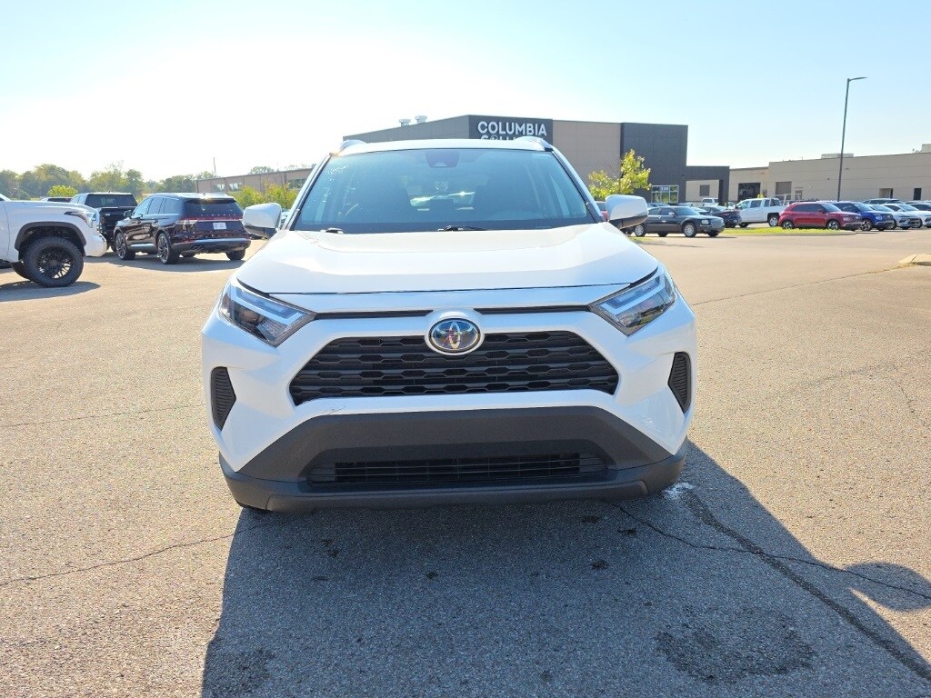 2022 Toyota RAV4 Hybrid XLE photo 2