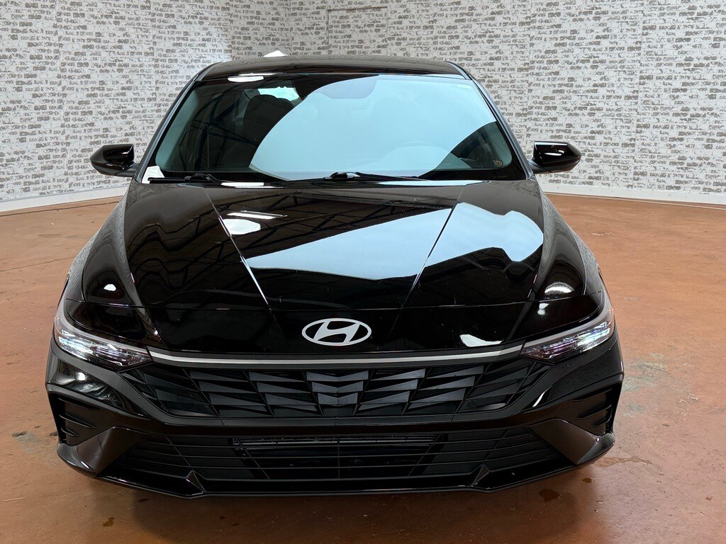 2025 Hyundai Elantra SEL Sport photo 2