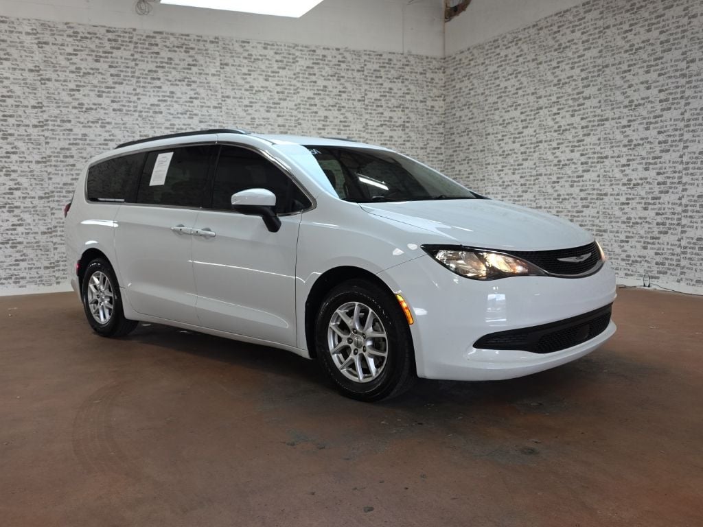 2021 Chrysler Voyager LXI's photo