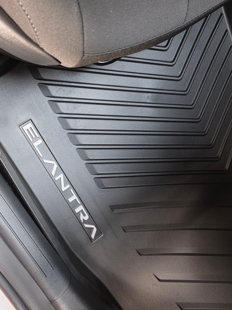 2026 Hyundai Elantra SEL Sport photo 2