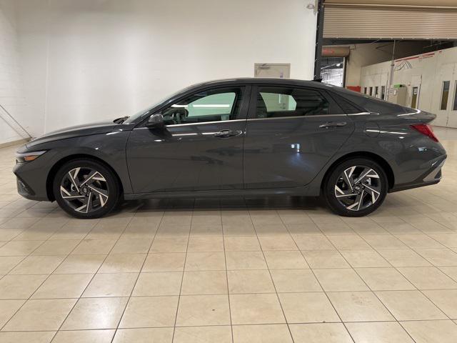 2025 Hyundai Elantra SEL Convenience photo 2