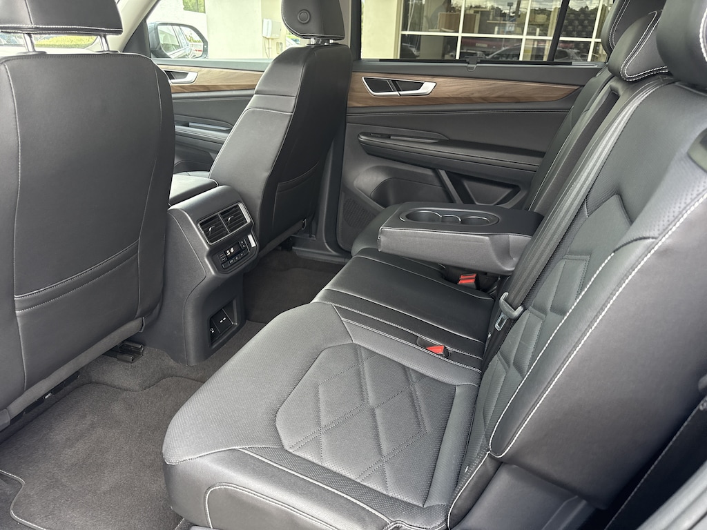 Used 2025 Volkswagen Atlas 2.0T SE w/Technology SUV