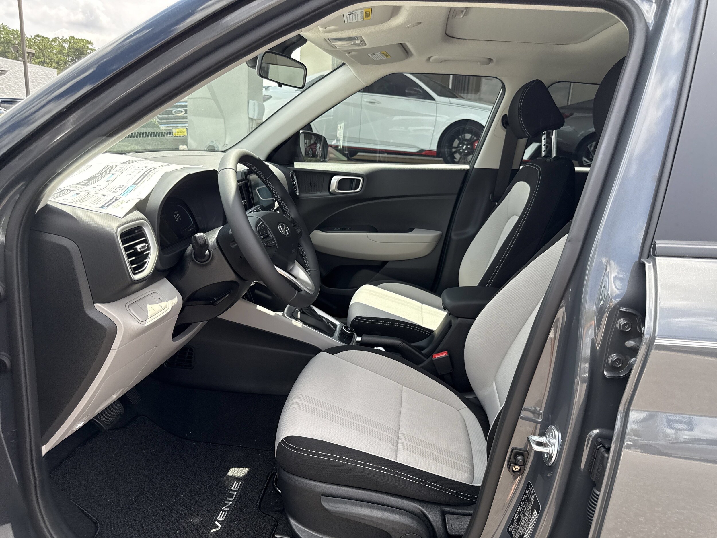 2025 Hyundai Venue SEL - Photo 11