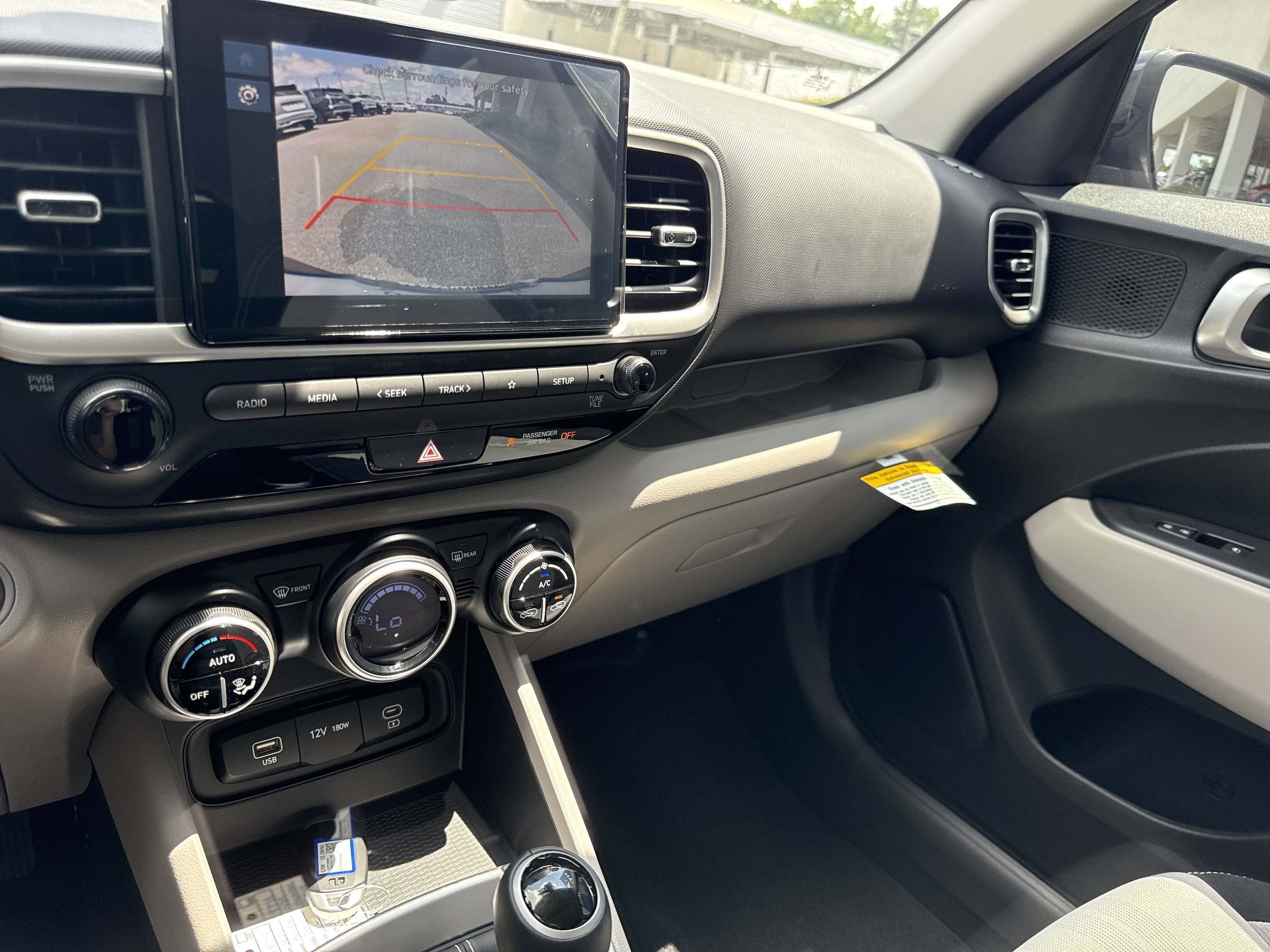 2025 Hyundai Venue SEL - Photo 9