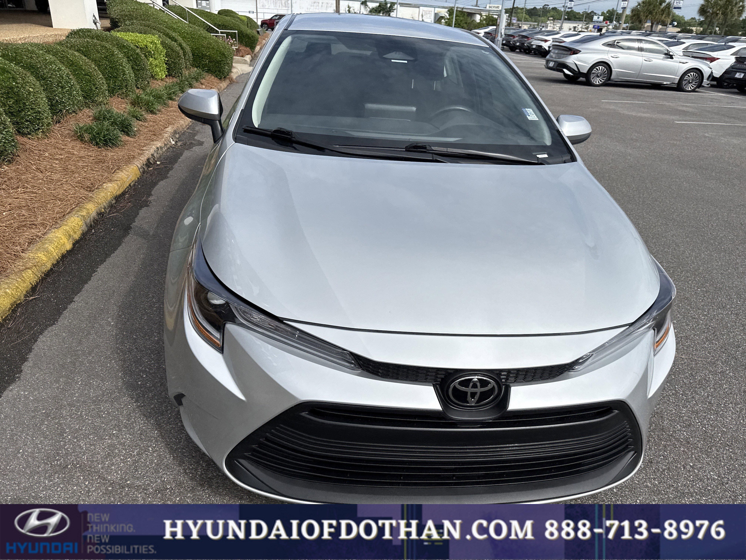 2025 Toyota Corolla LE - Photo 6
