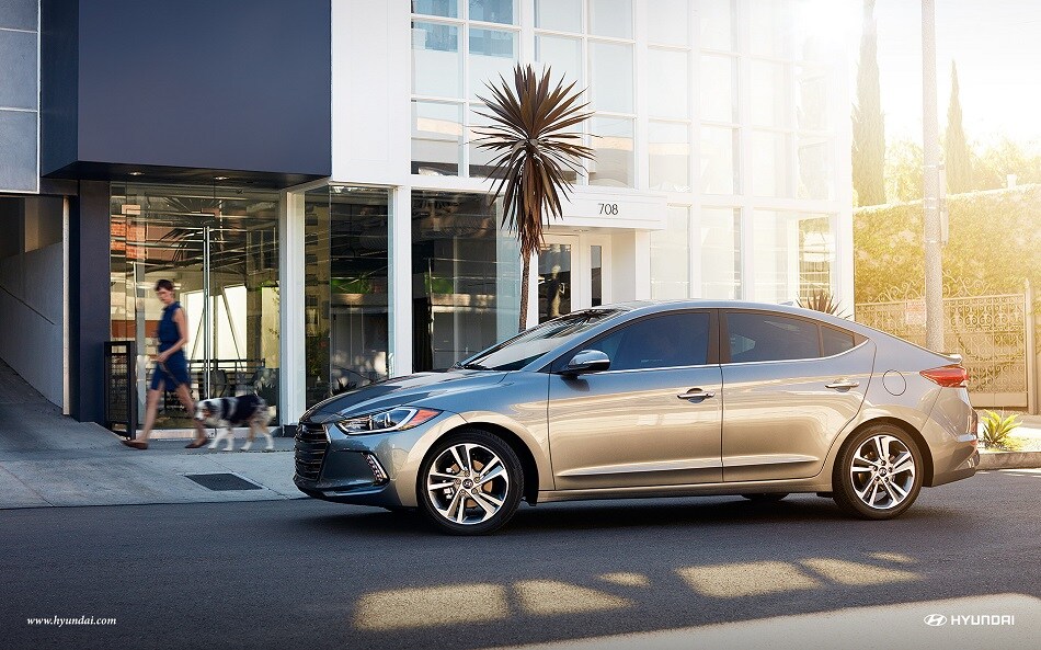 2017 Hyundai Elantra Exterior.jpg silver Hyundai Elantra