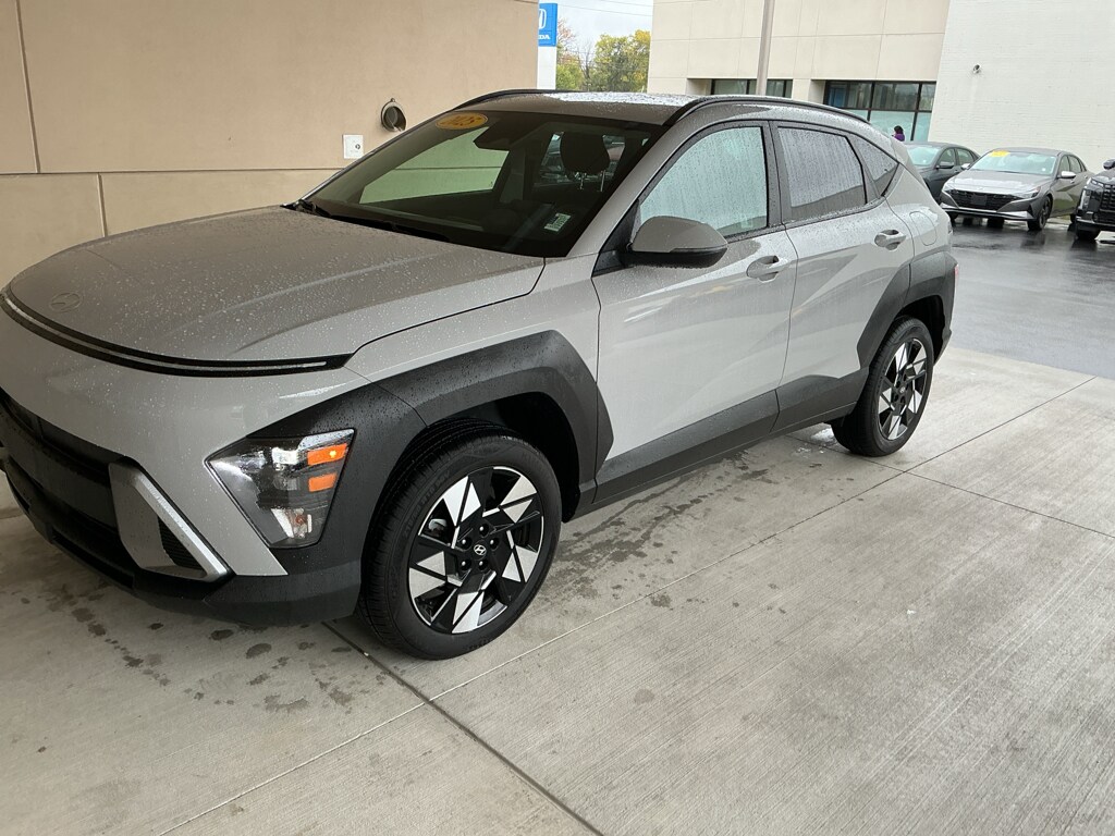 2025 Hyundai Kona SEL photo 2