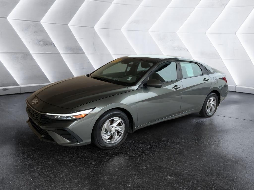 2025 Hyundai Elantra SE photo 2