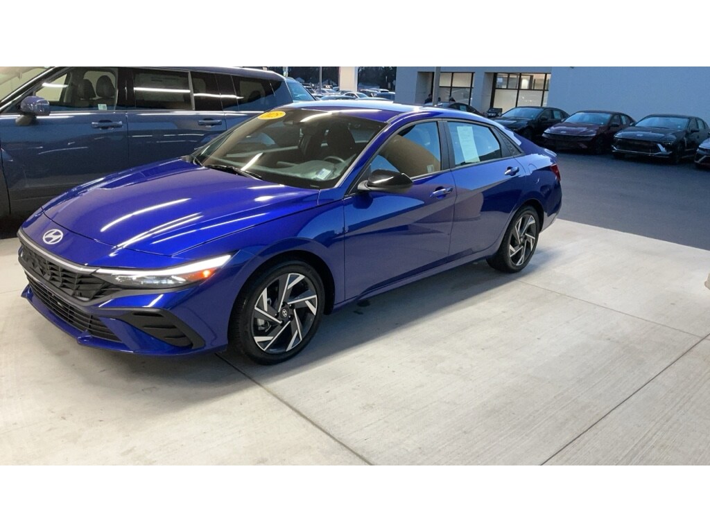 2025 Hyundai Elantra SEL Sport photo 2