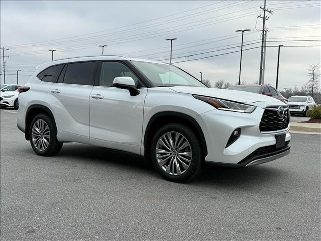 2024 Toyota Highlander Platinum's photo