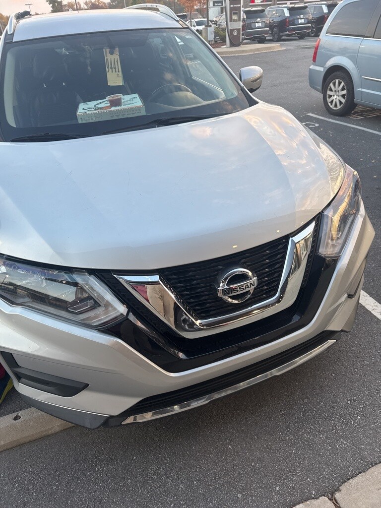 2017 Nissan Rogue SV photo 2