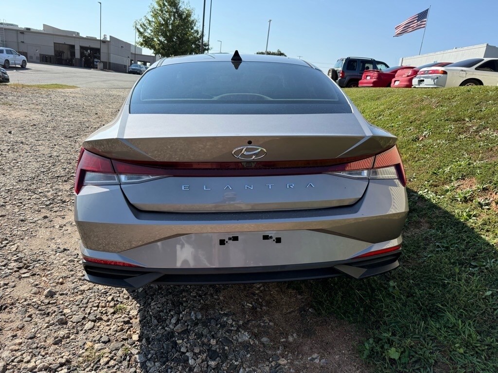 2023 Hyundai Elantra SEL photo 3