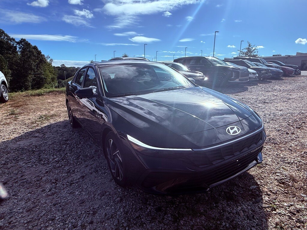 2025 Hyundai Elantra SEL Sport photo 2