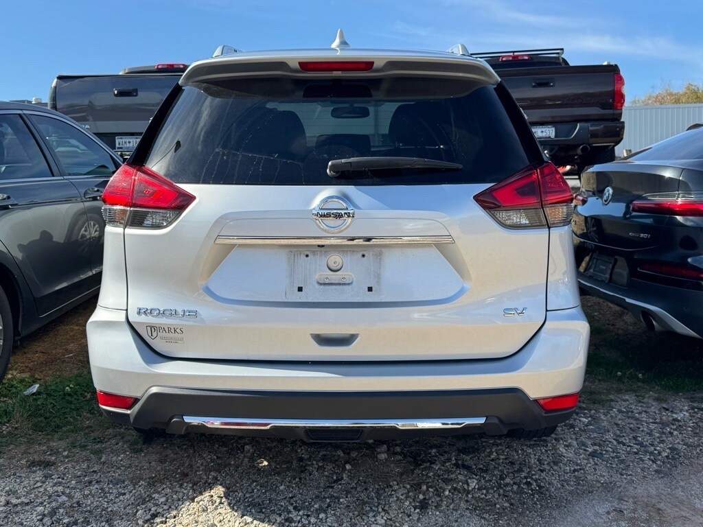 2017 Nissan Rogue SV photo 3