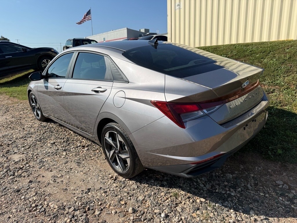 2023 Hyundai Elantra SEL photo 4