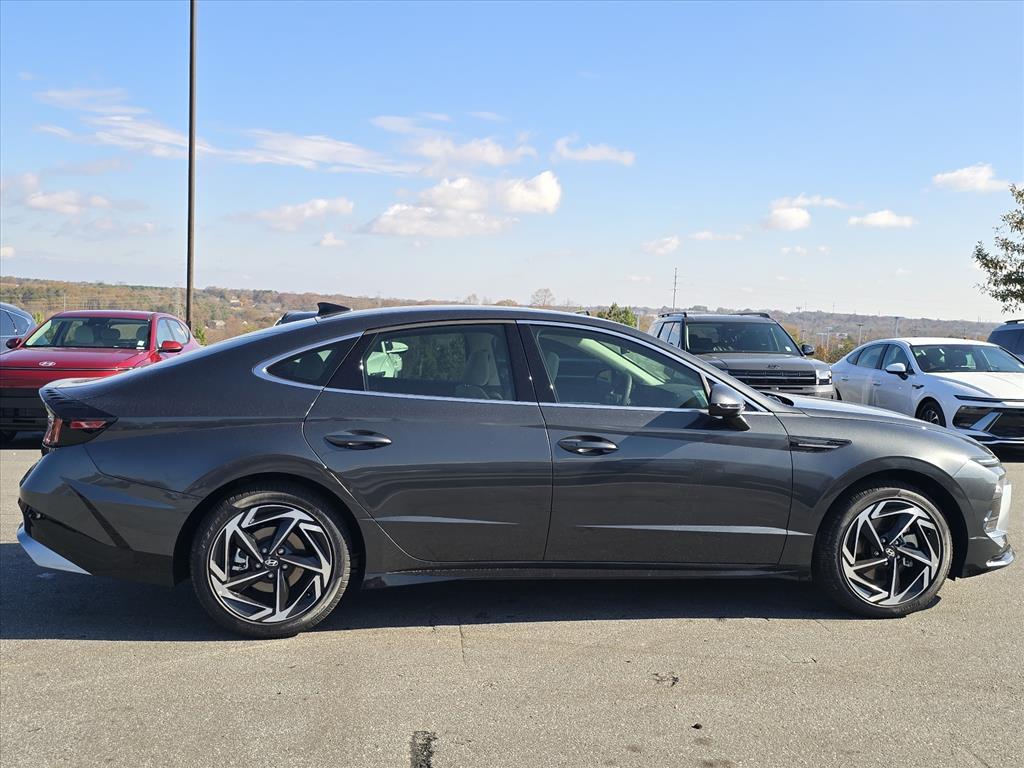 2026 Hyundai Sonata SEL Sport photo 2