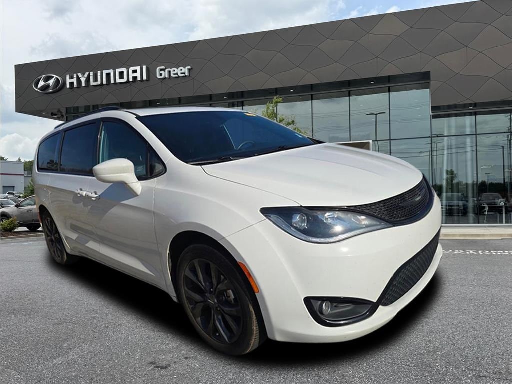 2019 Chrysler Pacifica Touring L Plus's photo