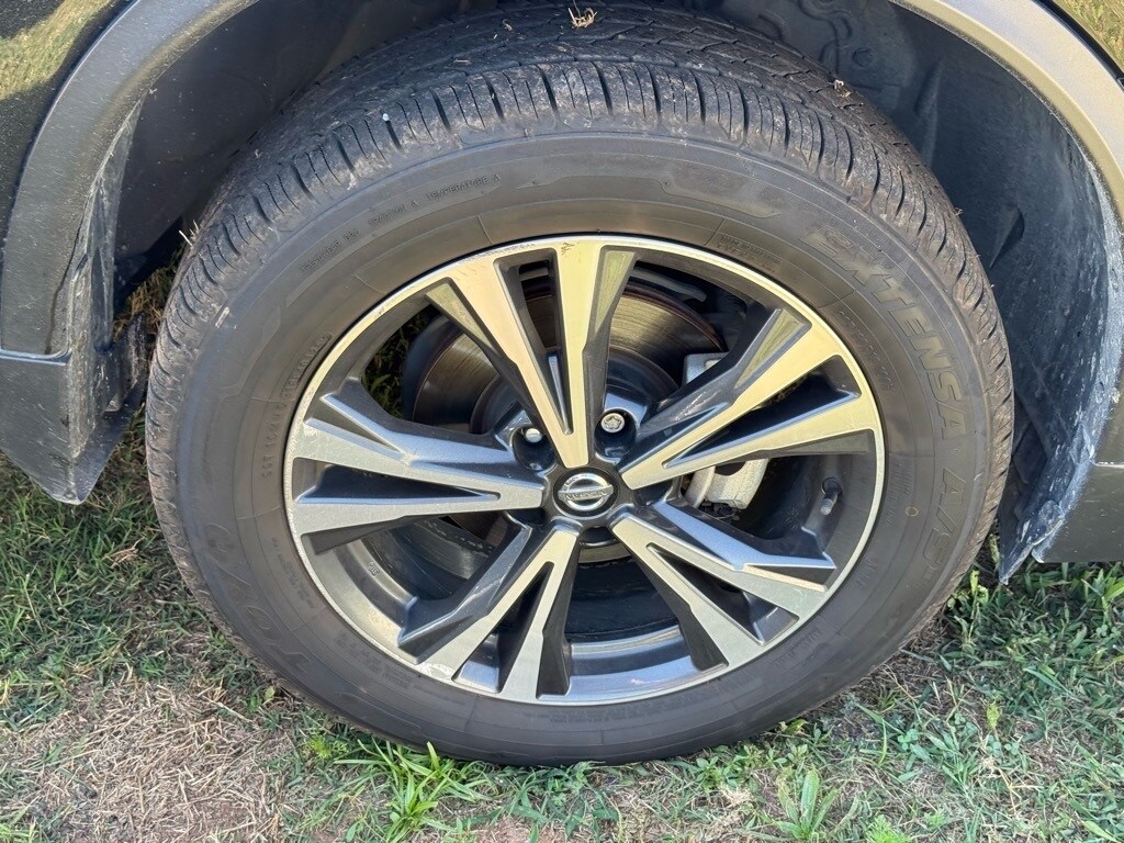 2020 Nissan Rogue SV photo 2