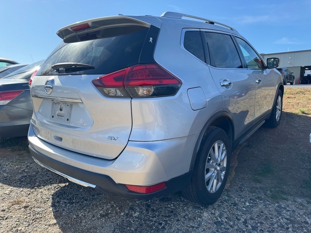 2017 Nissan Rogue SV photo 2