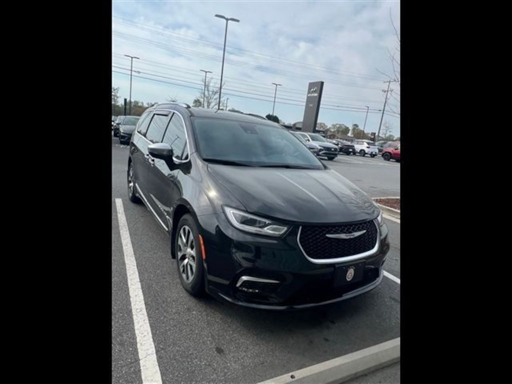 Used 2022 Chrysler Pacifica Hybrid Pinnacle Minivan/Van